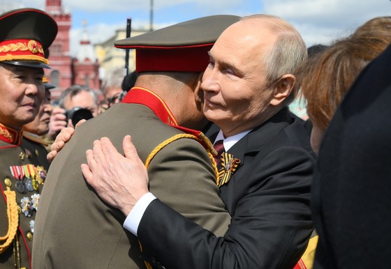 ９日（現地時間）、モスクワで開かれたロシア戦勝節８０周年行事で、プーチン大統領が北朝鮮人民軍のキム・ヨンボク副総参謀長とハグしている。キム・ヨンボク副総参謀長はロシアに派兵された北朝鮮軍の指揮官。　［ＥＰＡ＝聯合ニュース］
