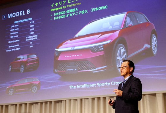 フォックスコンの関潤電気自動車最高戦略責任者（ＣＳＯ）が先月東京で電気自動車戦略説明会を開き自社の電気自動車モデルを紹介している。［写真　ロイター＝聯合ニュース］