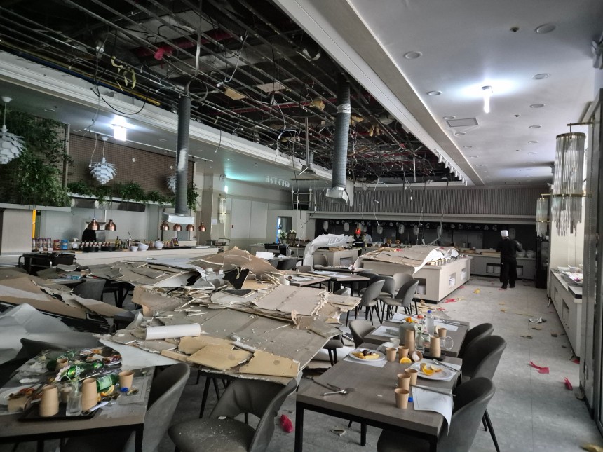 天井が崩落した天安のウェディングホールの宴会場。［写真　天安東南消防署］