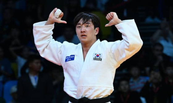 柔道グランドスラム・カザフスタン大会男子８１キロ級で優勝して喜ぶ李俊奐（イ・ジュンファン）。同級最強の日本人選手、永瀬貴規との決勝で延長戦の末、一本勝ちした。　［写真　国際柔道連盟］