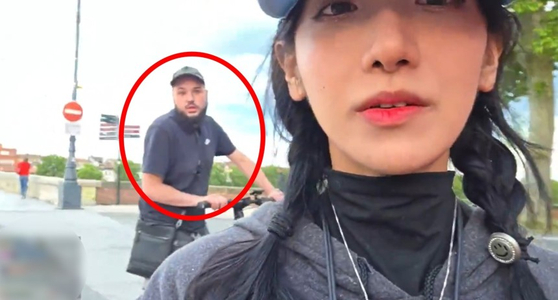 ​韓国人ストリーマーのジンニッティが、フランスのトゥールーズ市の街中で人種差別にあっている。［Ｘ　キャプチャー］  ​
