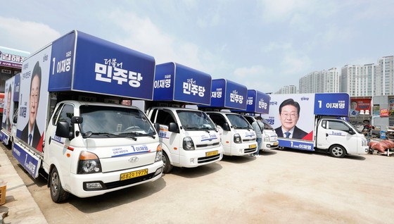 第２１代大統領選挙公式選挙運動を翌日に控えた１１日、光州（クァンジュ）広域市のある車両広告業者に、完成済みの共に民主党・李在明（イ・ジェミョン）候補の遊説車両が駐車してある。［写真　ニュース１］