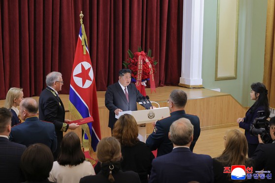 北朝鮮の金正恩国務委員長がソ連の第２次世界大戦勝利（戦勝節）８０周年を迎え、９日午前に平壌（ピョンヤン）のロシア大使館を訪問して祝賀演説をしたと、朝鮮中央通信が９日報じた。　［聯合ニュース］