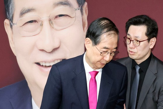 第２１代大統領選挙に出た韓悳洙（ハン・ドクス）前首相が１１日午前、ソウル汝矣島（ヨイド）選挙事務所で候補辞退の立場を明らかにした後、退場している。右側は孫栄沢（ソン・ヨンテク）前首相秘書室長。キム・ソンリョン記者