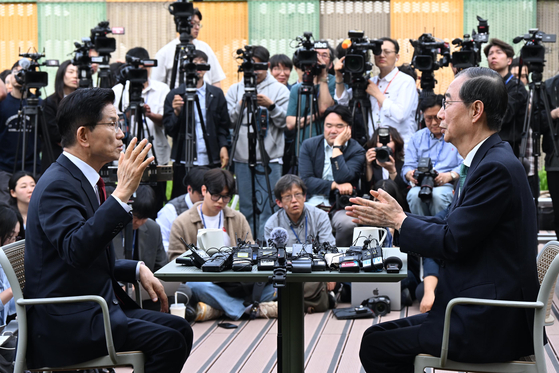 韓悳洙（ハン・ドクス）前首相と金文洙（キム・ムンス）「国民の力」大統領候補。［写真　国会写真記者団］