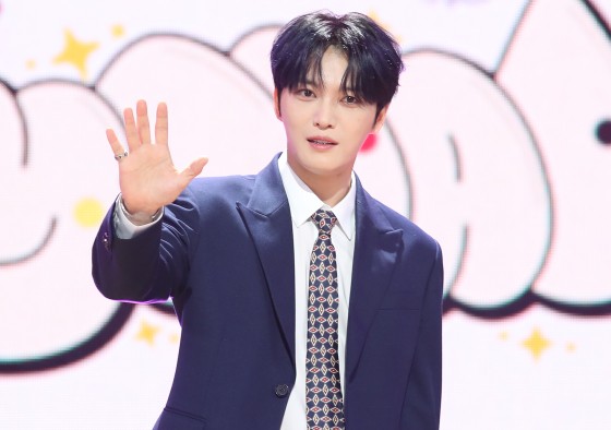 歌手キム・ジェジュンが昨年１０月１５日、ソウル江西区登村洞（カンソグ・トゥンチョンドン）のＳＢＳ公開ホールで開かれたグループＳＡＹ　ＭＹ　ＮＡＭＥの最初のミニアルバム『ＳＡＹ　ＭＹ　ＮＡＭＥ』の発売記念ショーケースで、自分が直接手掛けたＳＡＹ　ＭＹ　ＮＡＭＥを応援している。［写真　ニュース１］