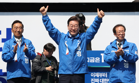 第２１代大統領選挙公式選挙運動初日の１２日、共に民主党の李在明（イ・ジェミョン）候補がソウル鍾路区の清渓（チョンゲ）広場で開かれた出征式および初遊説で支持者にあいさつしている。　キム・ソンリョン記者