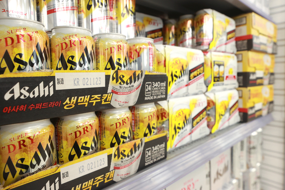 ソウル市内のある大型スーパーに陳列された日本のビール「アサヒスーパードライ生ジョッキ缶」。［写真　聯合ニュース］ 　