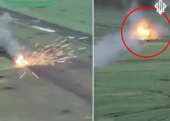 ウクライナのドネツク州ポクロフスクでウクライナ防衛軍から攻撃を受けたロシア軍の戦車が爆発している。［写真　ウクライナ防衛軍第３特務旅団］ ​