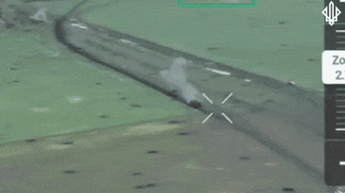 ウクライナ軍のミサイルと自爆ドローンによって破壊されるロシア軍戦車。［動画　ウクライナ防衛軍第３作戦スパルタン旅団］  ​