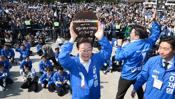 第２１代大統領選挙公式選挙運動初日の１２日、李在明（イ・ジェミョン）共に民主党候補は半導体・科学技術を強調する遊説をした。李候補が京畿道華城東灘で署名したウェハーを見せている。
