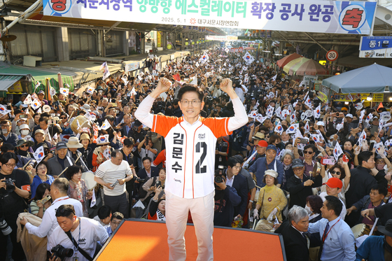 大統領選挙公式選挙運動初日の１２日、金文洙（ム・ムンス）国民の力候補は市場を訪れ、民生・経済に焦点を合わせた。金候補が大邱（テグ）の西門（ソムン）市場で市民にあいさつしている。