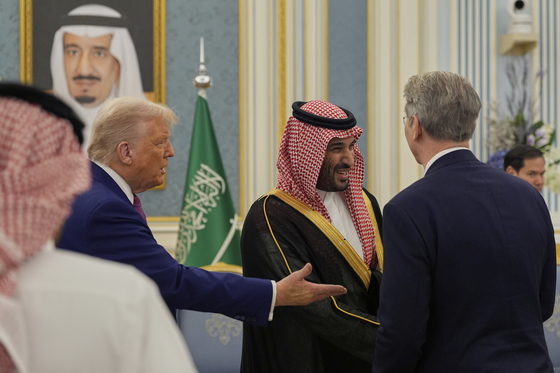 トランプ米大統領とサウジアラビアのムハンマド皇太子が１３日にサウジアラビア・リヤドの王宮でベッセント米財務長官とあいさつしている。［写真　ＡＰ＝聯合ニュース］