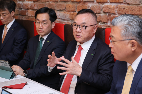 チェコ・プラハで記者懇談会中に発言する韓国水力原子力の社長。［写真　韓国水力原子力］