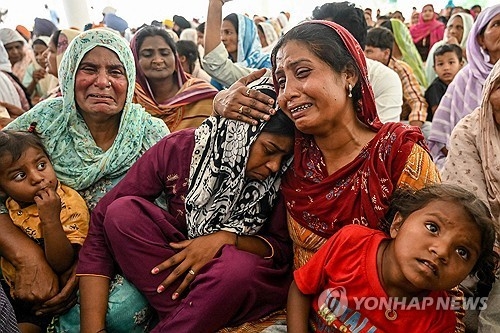 号泣する「密造酒」死亡者の家族。［写真　ＡＦＰ＝聯合ニュース］
