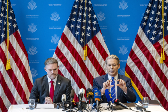 ベッセント米財務長官（右）とＵＳＴＲのグリア代表が１２日にスイスのジュネーブで中国との貿易交渉結果を説明している。［写真　ＥＰＡ＝聯合ニュース］