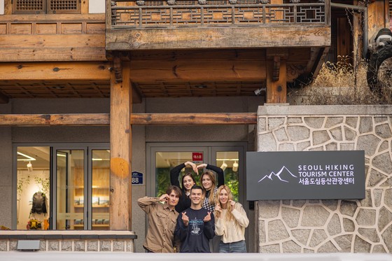 外国人観光客がソウル登山観光センター北岳山（プガクサン）店でポーズを取っている。［写真　ソウル観光財団］