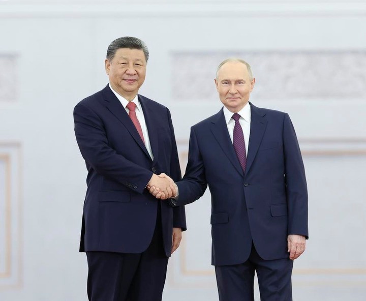 中国の習近平国家主席が８日、モスクワでロシアのプーチン大統領と握手している。［写真　新華社通信］