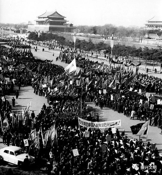 １９６４年１月１６日、北京の天安門広場で市民がパナマの反米闘争を支持する大規模群衆デモが行われた。毛沢東のパナマ支持の寄稿が人民日報に掲載されると全国的に１６００万人が動員されパナマ支持デモが繰り広げられた。［ウィーチャット　キャプチャー］