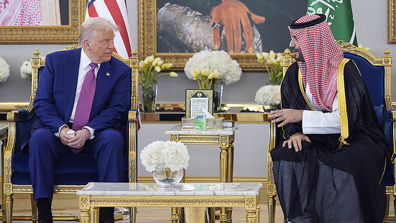 米国のドナルド・トランプ大統領が１３日（現地時間）、サウジアラビア・リヤドのキング・ハーリド国際空港でムハンマド・ビン・サルマン皇太子と言葉を交わしている。［写真　ＡＰ＝聯合ニュース］