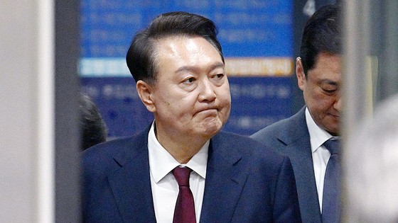１２・３非常戒厳事態に関連して内乱首謀容疑などで起訴された尹錫悦（ユン・ソクヨル）前大統領が１２日、ソウル中央地裁で行われた３次公判を終えた後、裁判所から出てきている。　［写真　共同取材団］