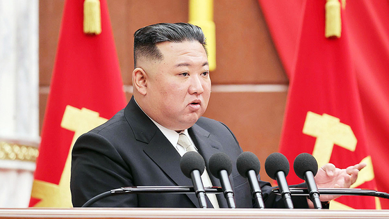２０２３年上半期に開かれた党中央委員会第８期第７回全員会議拡大会議で発言する北朝鮮の金正恩国務委員長　［ニュース１］