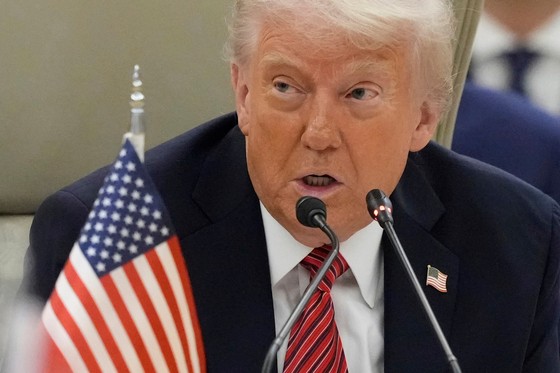 トランプ米大統領が１４日（現地時間）、サウジアラビアのリヤドで開かれた湾岸協力理事会（ＧＣＣ）首脳会議で演説している。　［ＡＰ＝聯合ニュース］