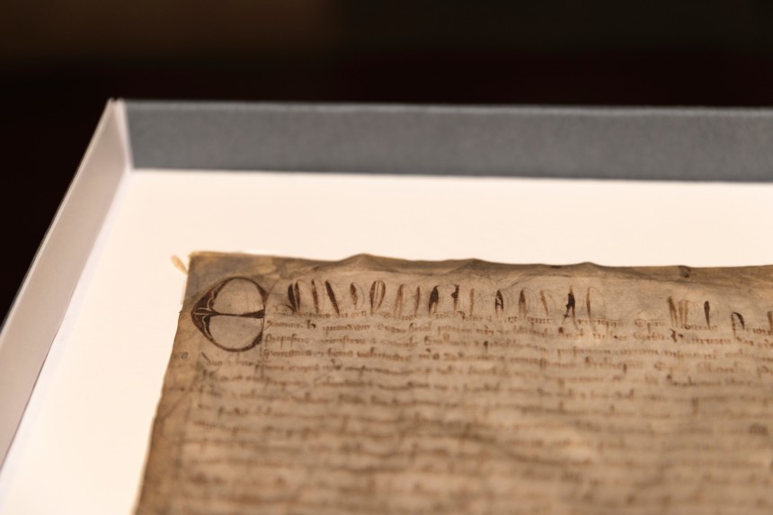   １３００年に製作されたマグナ・カルタ［写真　ＡＰ＝聯合ニュース］