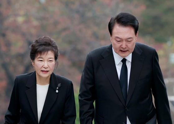２０２３年１０月２６日、朴正熙（パク・ジョンヒ）元大統領逝去４４周忌追悼式に出席した尹錫悦（ユン・ソクヨル）前大統領（右）と朴槿恵（パク・クネ）元大統領　［聯合ニュース］