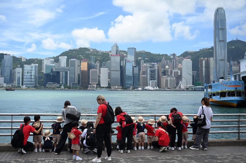 香港のビクトリア港を見るために子どもたちが並んでいる。［写真　ＡＦＰ＝聯合ニュース］