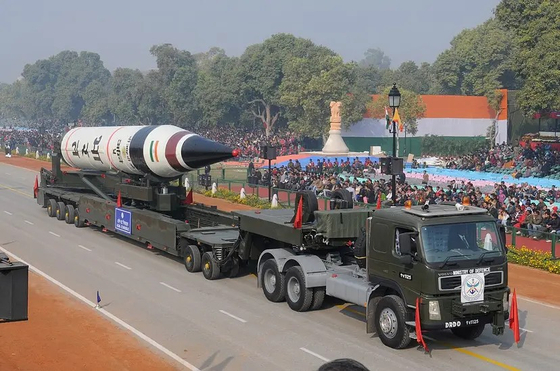 インドの街頭行進に登場したアグニＶ大陸間弾道弾。このようにインドは非公式な核兵器保有国だ。これに対抗しパキスタンも核兵器を保有している。このため両国の衝突は常に核戦争の危険まで内包している。［写真　ウィキペディア］