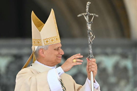 １８日（現地時間）、教皇レオ１４世が即位ミサを行っている。右手に「漁師の指輪」をはめた。初代教皇であり、イエスの最初の弟子であるペトロを継承するという意味だ。［写真　ＡＦＰ＝聯合ニュース］