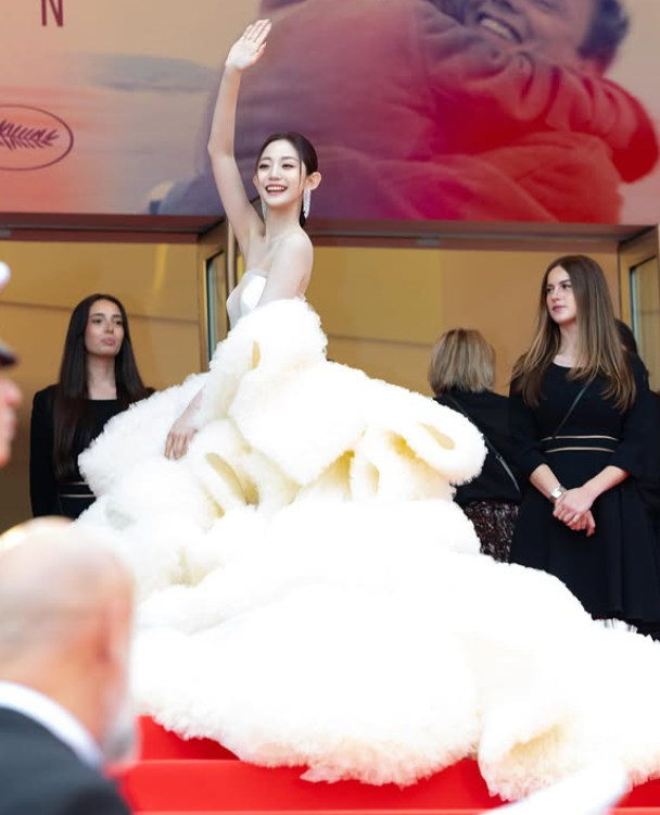 長いドレスを着てカンヌ国際映画祭のレッドカーペットに登場したワン・チェンフイ。［写真　ワン・チェンフイのＳＮＳ］