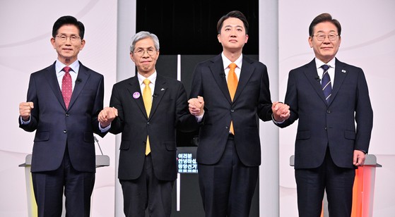 中央選挙放送討論委員会の主管で１８日にソウル上岩洞（サンアムドン）ＳＢＳスタジオで開かれた第２１代大統領選挙１次候補者討論会で記念撮影する金文洙（キム・ムンス）国民の力候補、権英国（クォン・ヨングク）民主労働党候補、李俊錫（イ・ジュンソク）改革新党候補、李在明（イ・ジェミョン）共に民主党候補　［国会写真記者団］