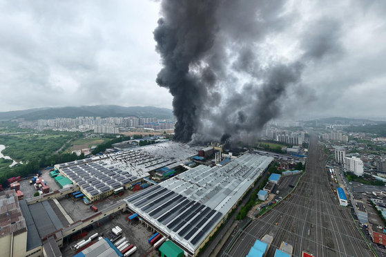 錦湖（クムホ）タイヤ光州（クァンジュ）工場火災の様子。［写真　ニュース１］