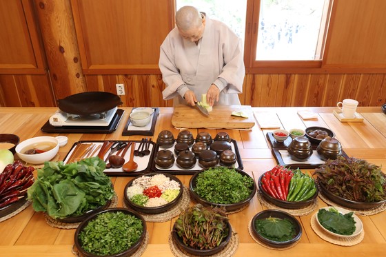 津寛寺（チングァンサ）の会主（法会などを行う法師）である戒昊（ケホ）僧侶が４月２３日、ソウル恩平区（ウンピョング）津寛寺で精進料理を公開している。［写真　聯合ニュース］