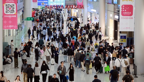 ５月にゴールデンウィークを始めた１日、メイデーを迎えて海外旅行に行く旅行客で仁川国際空港第１旅客ターミナルが混雑している。［写真　ニュース１］