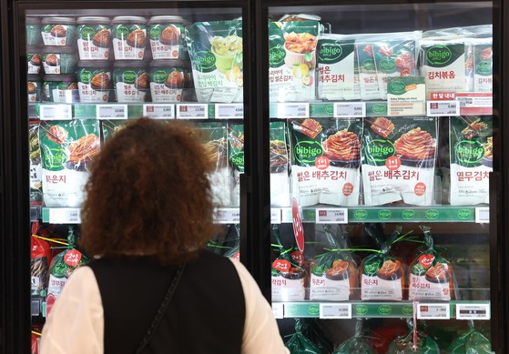１８日、ソウル市内のマートに韓国産キムチが陳列されている。［写真　聯合ニュース］