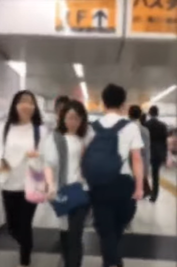 ​日本の地下鉄で女性の肩をわざとぶつかり男。［ＹｏｕＴｕｂｅ　キャプチャー］