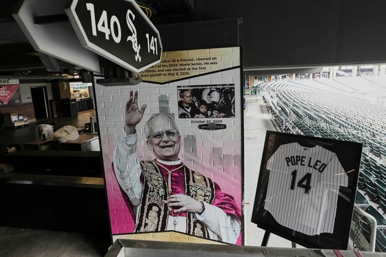 １９日（現地時間）、ＭＬＢホワイトソックスのホーム球場「ギャランティード・レート・フィールド」に教皇レオ１４世のグラフィック作品が設置されている。［写真　ＡＰ＝聯合ニュース］