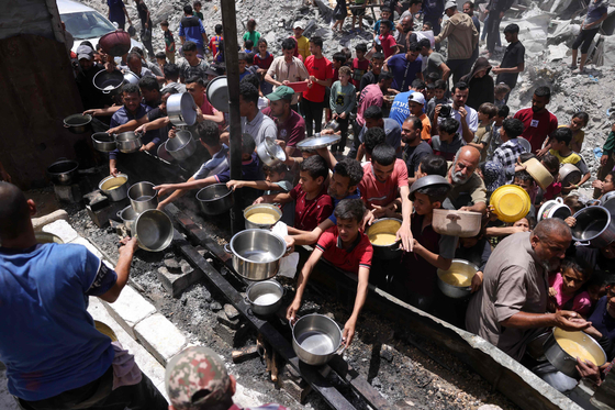 １９日（現地時間）、ガザ地区北部ジャバリアで住民が食料支援を受けるために集まっている。　［ＡＦＰ＝聯合ニュース］