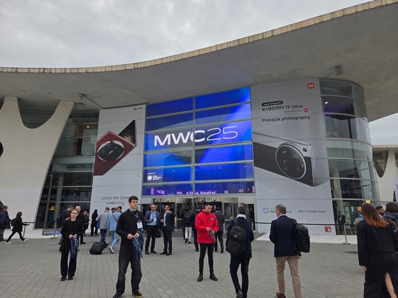 ３月３日、スペイン・バルセロナで開催されたモバイルワールドコングレス（ＭＷＣ）２０２５展示館の入口にファーウェイとシャオミの広告が見える。　キム・ナムヨン記者