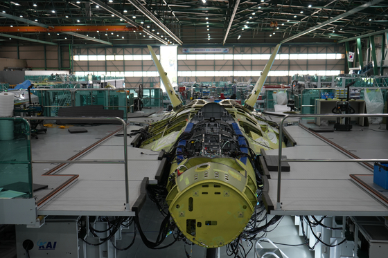 韓国防衛事業庁は２０日、慶尚南道泗川（キョンサンナムド・サチョン）の韓国航空宇宙産業（ＫＡＩ）で韓国で初めて独自開発した戦闘機ＫＦ－２１の初回量産１号機の最終組立着手行事を開催したと明らかにした。写真は組み立て中のＫＦ－２１初回量産１号機の様子。［写真　韓国防衛事業庁］