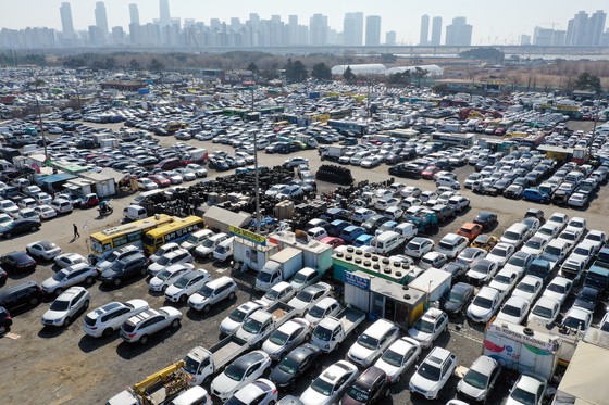 ３日午後、仁川市松島遊園地の中古車輸出団地の様子。先月の中古車輸出額は７億６１４０万ドルで月間最大値を記録した。［写真　聯合ニュース］
