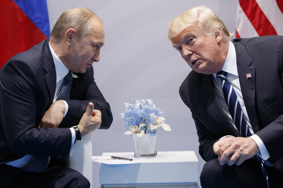 ２０１７年７月、独ハンブルクで首脳会談をするトランプ米大統領（右）とプーチン露大統領　［ＡＰ＝聯合ニュース］