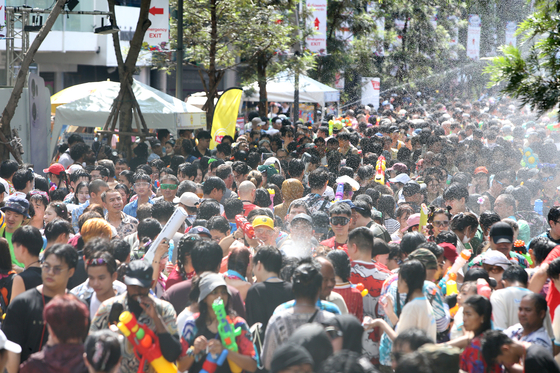 先月タイ・バンコクの祭り「ソンクラーン」の様子。［写真　新華＝聯合ニュース］