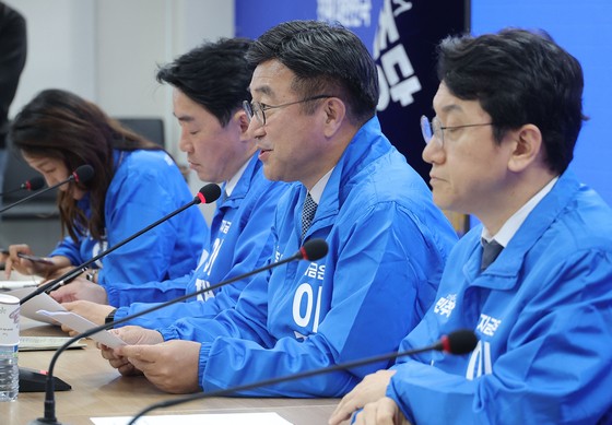 韓国与党「共に民主党」中央選挙対策委員会の尹昊重（ユン・ホジュン）総括本部長が２０日、ソウル汝矣島（ヨイド）民主党本部事務所で開かれた第５次総括本部長団会議で発言している。［写真　聯合ニュース］