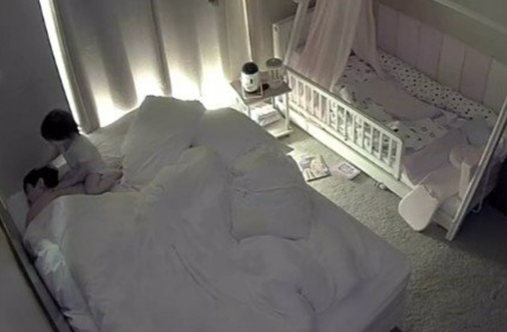   英国のある２歳の女の子が低血糖症で倒れた父親にブドウ糖の錠剤を飲ませた。［ＴｉｋＴｏｋ　キャプチャー］