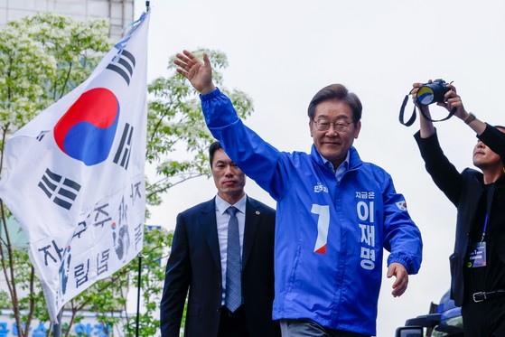 韓国大統領選挙の李在明（イ・ジェミョン）共に民主党候補が首都圏の票集めに出た２０日午後、京畿道坡州市（キョンギド・パジュシ）の金陵（クムヌン）駅中央広場で遊説を終えた後、挨拶をしている。［写真　ニュース１］