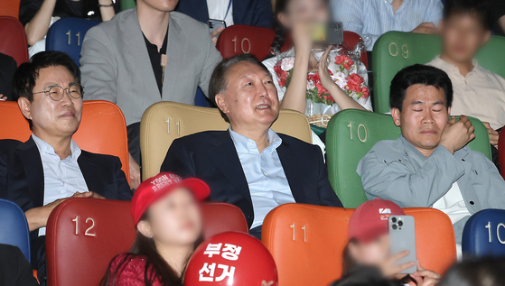 尹錫悦前大統領（中央）が２１日、ソウルのある映画館で映画『不正選挙、神の作品なのか』を観覧している。［写真　聯合ニュース］